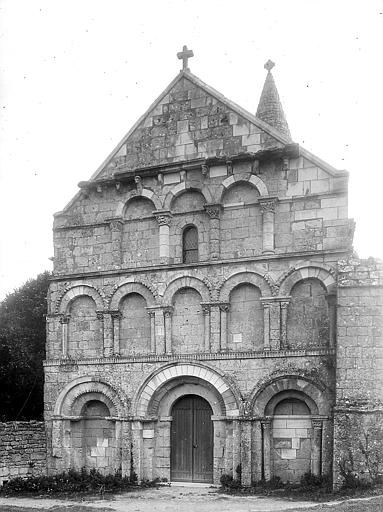 Façade ouest: ornementation sculptée et arcatures