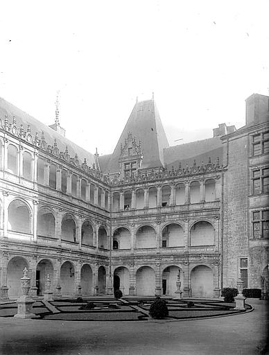 Façades Renaissance sur la cour: galeries à jour