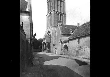 Porche de la façade ouest et clocher