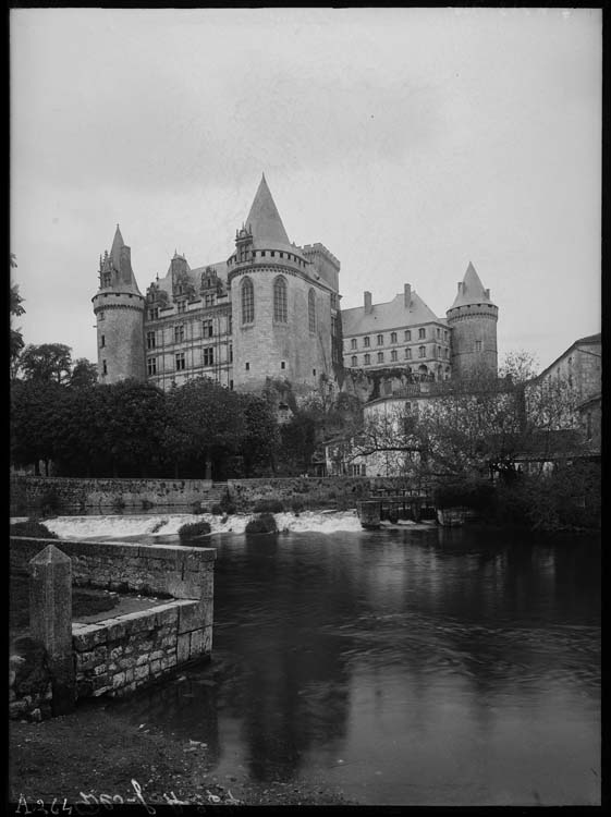 Vue générale prise de la rivière