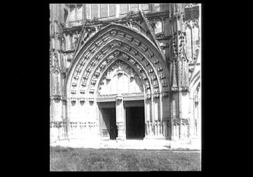 Eglise, façade ouest, détail du portail central