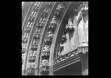 Eglise, façade ouest, détail des voussures