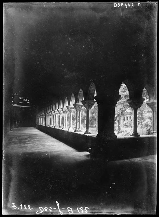 Cloître, angle des galeries