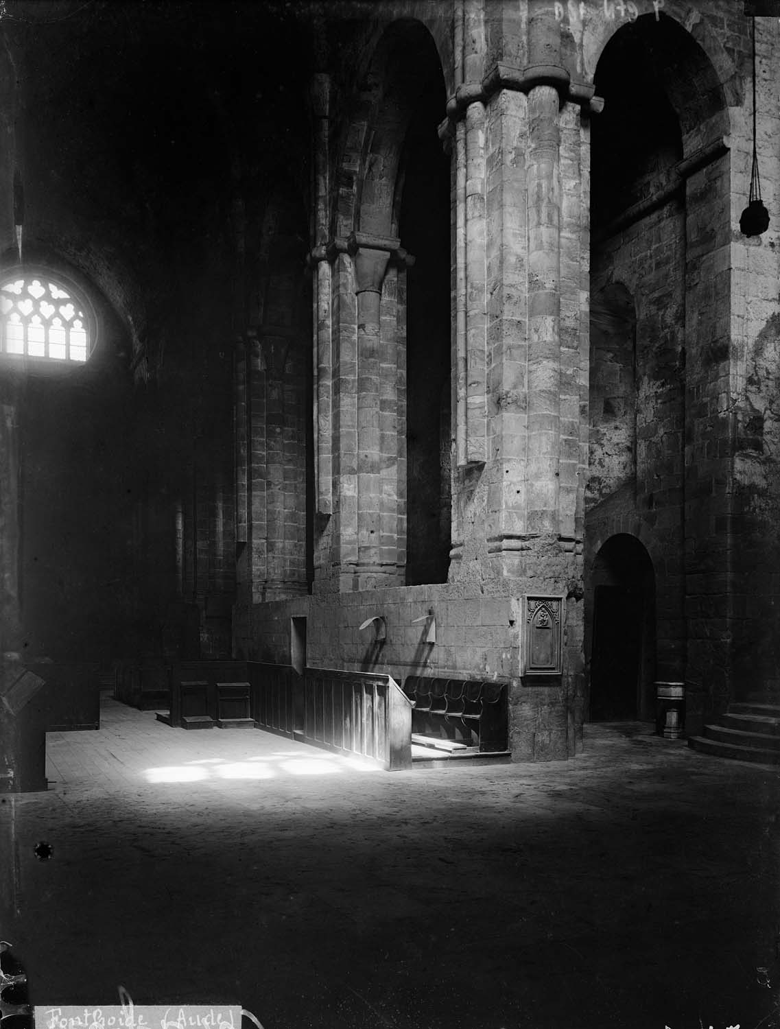 Eglise, travée de la nef