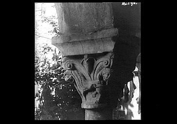 Cloître, chapiteau (fragments du cloître de l'abbaye Saint-Michel-de-Cuxa remontés à Prades)