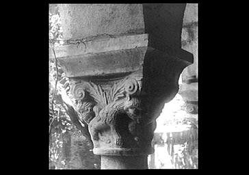 Cloître, chapiteau (fragments du cloître de l'abbaye Saint-Michel-de-Cuxa remontés à Prades)