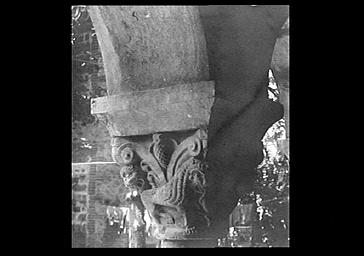 Cloître, chapiteau (fragments du cloître de l'abbaye Saint-Michel-de-Cuxa remontés à Prades)