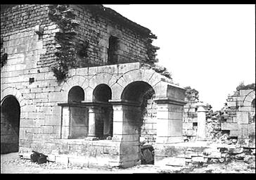 Ruines, entrée de la salle capitulaire