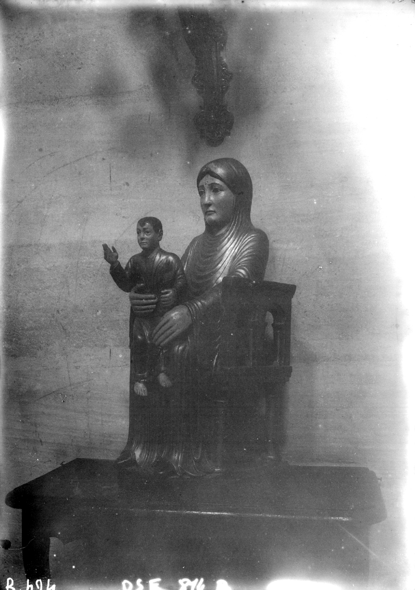 Eglise, statue de la Vierge à l'Enfant assise, en bois, vue de face