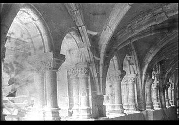 Cloître, intérieur d'une galerie