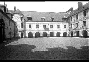 Galerie du cloître de la cour