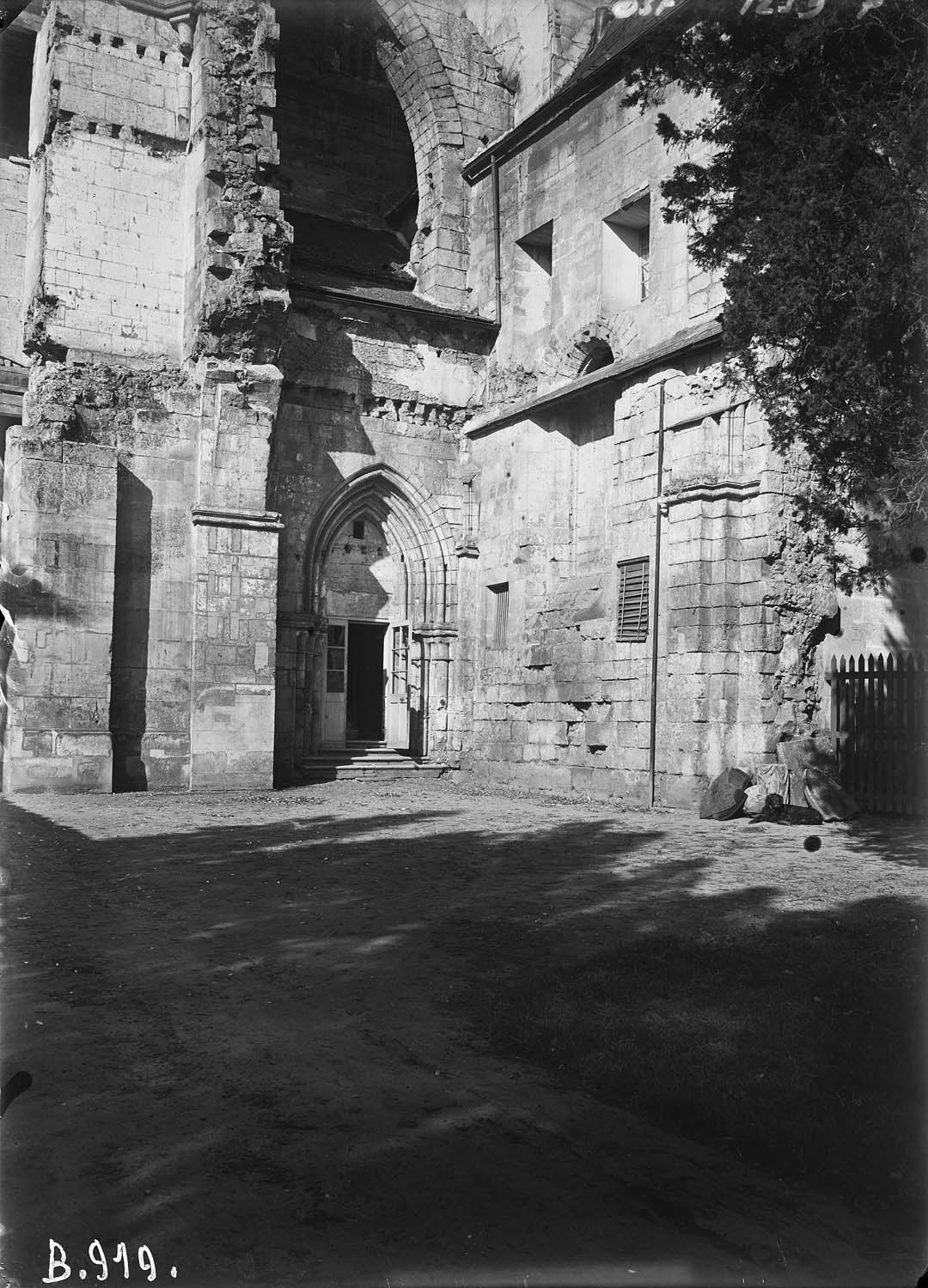 Eglise, portail de la façade sud