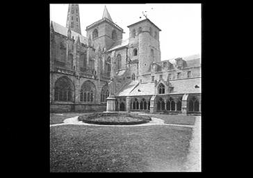 Vue générale extérieure pris du cloître, tour Hastings