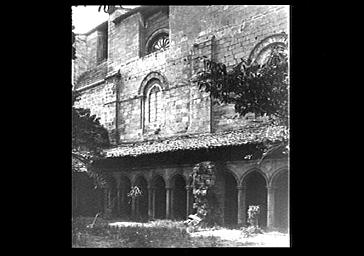 Façade nord et galerie du cloître