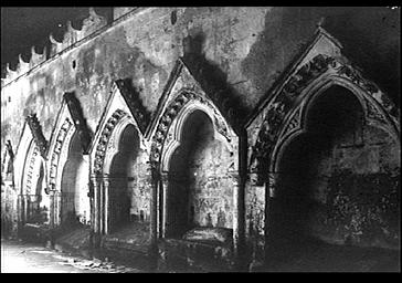 Cloître, enfeux