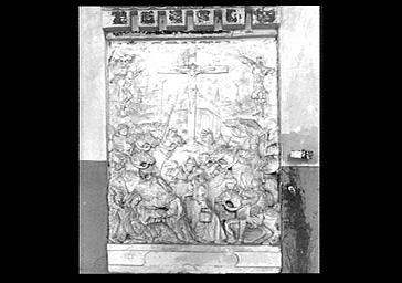 Bas-relief en pierre, le Crucifiement de saint Pierre