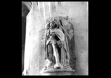 Statue en pierre de saint Michel - © Ministère de la Culture (France), Médiathèque du patrimoine et de la photographie, diffusion RMN-GP