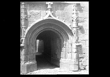 Portail du transept nord conduisant au cloître