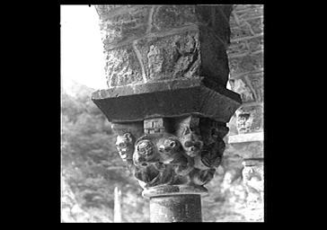 Cloître, détail d'un chapiteau