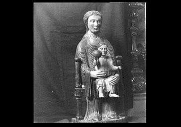 Statue en bois de la Vierge à l'Enfant dans l'église