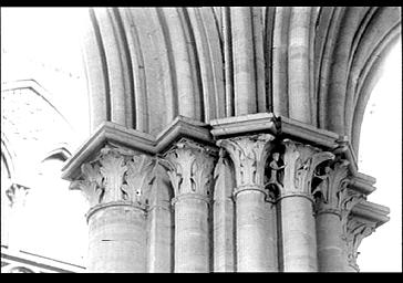 Chapiteaux du bas-côté sud, feuilles d'acanthe et archers