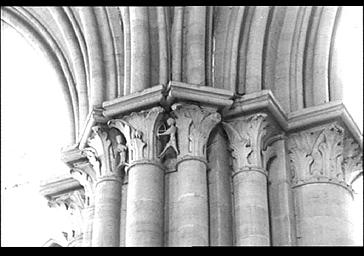 Chapiteaux du bas-côté sud, feuilles d'acanthe et archers