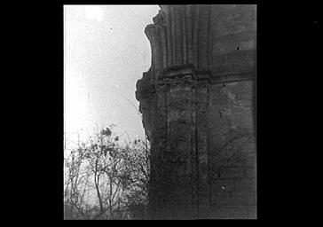 Eglise, un pilier ruiné en 1916