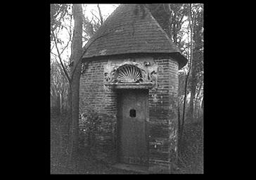 Chapelle, porte avec bas-relief en pierre