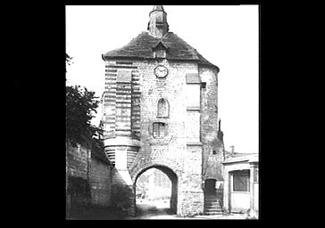 Façade extérieure, formant porte