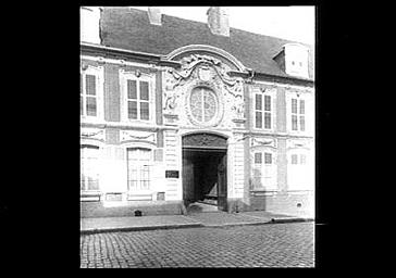 Eglise, vue intérieure de la nef vers le choeur