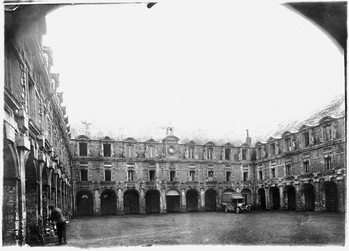 Cour intérieure de la caserne Saint-Stanislas