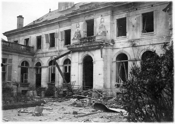 Façade côté cour d'honneur. Effets du bombardement