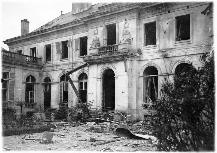 Façade côté cour d'honneur. Effets du bombardement