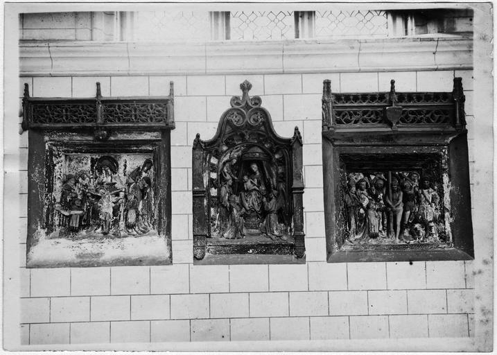 Trois hauts-reliefs : La Vierge à l'Enfant ; La Trinité ; La Flagellation avec les donateurs et leurs saints patrons