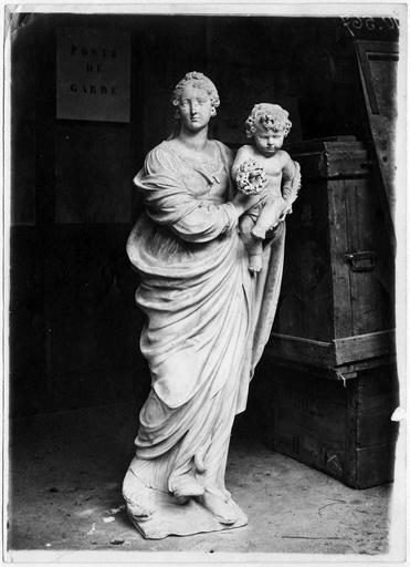 Statue : La Vierge de Condé, marbre de Nicolas Blasset, provenant de l'église Saint-Rémi - © Ministère de la Culture (France), Médiathèque du patrimoine et de la photographie, diffusion RMN-GP