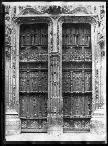 Grande porte. Évacuation des vantaux par le Service du front Nord - © Ministère de la Culture (France), Médiathèque du patrimoine et de la photographie, diffusion RMN-GP