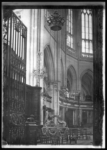 Chœur. Lustre en bronze argenté. Évacuation par le Service du front Nord - © Ministère de la Culture (France), Médiathèque du patrimoine et de la photographie, diffusion RMN-GP