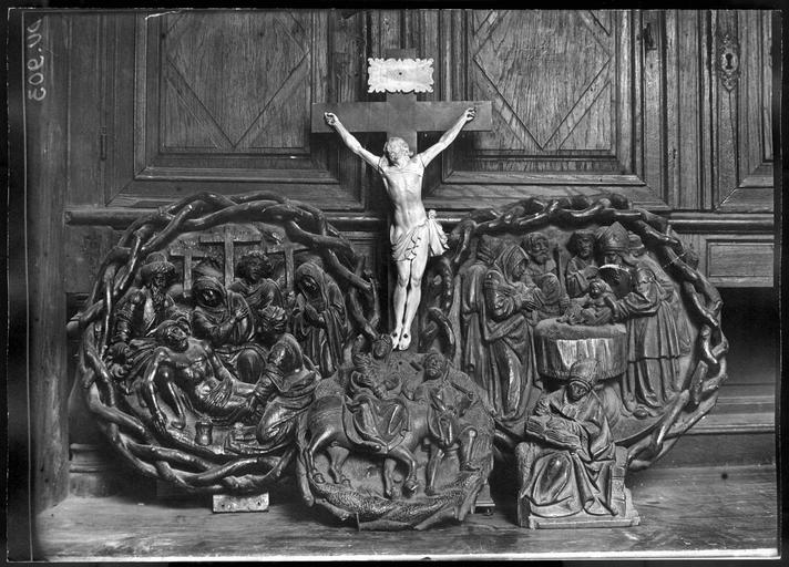 Christ en ivoire et médaillons en bois sculpté