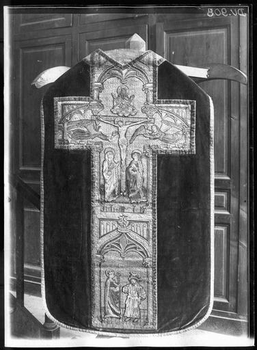 Chasuble brodée du 16e siècle. Revers - © Ministère de la Culture (France), Médiathèque du patrimoine et de la photographie, diffusion RMN-GP