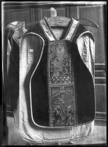 Chasuble brodée du 16e siècle. Avers