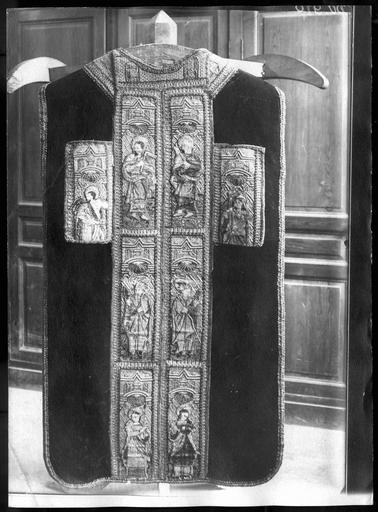 Chasuble brodée du 16e siècle. Revers