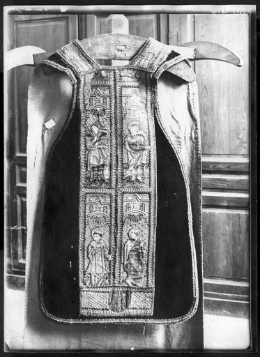 Chasuble brodée du 16e siècle. Avers