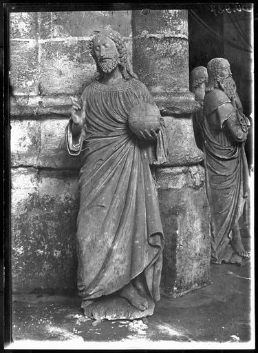 Statue : Christ sauveur du monde avec globe, en pierre du 16e siècle. Dépose pour évacuation