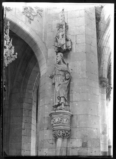 Statue : saint Jean-Baptiste, en pierre du 16e siècle