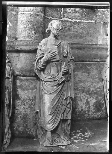 Statue : saint Pierre, en pierre du 16e siècle. Dépose pour évacuation - © Ministère de la Culture (France), Médiathèque du patrimoine et de la photographie, diffusion RMN-GP