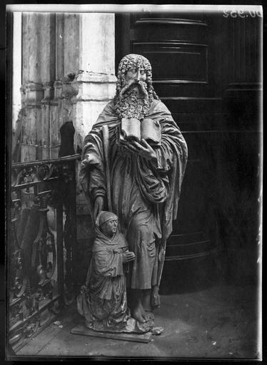 Statues : saint Eustache et l'abbé Eustache, en pierre du 16e siècle. Dépose pour évacuation