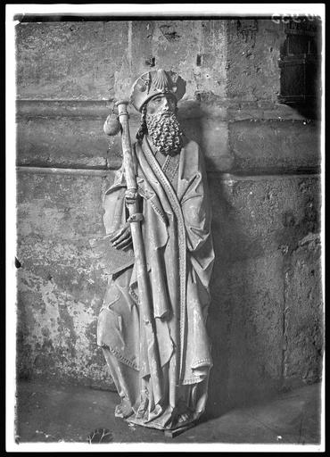 Statue : saint Jacques, en pierre du 16e siècle. Dépose pour évacuation - © Ministère de la Culture (France), Médiathèque du patrimoine et de la photographie, diffusion RMN-GP