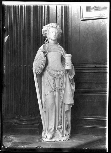 Statue : Marie-Madeleine, en pierre du 16e siècle. Dépose pour évacuation - © Ministère de la Culture (France), Médiathèque du patrimoine et de la photographie, diffusion RMN-GP