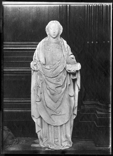 Statue : sainte Marie, en pierre du 16e siècle. Dépose pour évacuation - © Ministère de la Culture (France), Médiathèque du patrimoine et de la photographie, diffusion RMN-GP