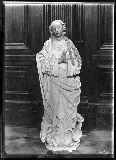 Statue : sainte Marguerite, en pierre du 16e siècle. Dépose pour évacuation - © Ministère de la Culture (France), Médiathèque du patrimoine et de la photographie, diffusion RMN-GP